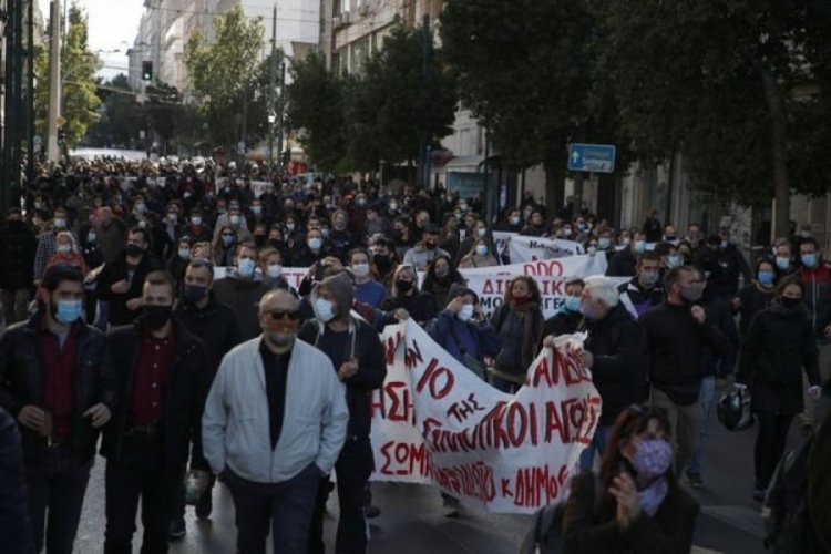 Yunanistan'da sağlık &ccedil;alışanları yine sokaklara d&ouml;k&uuml;ld&uuml;