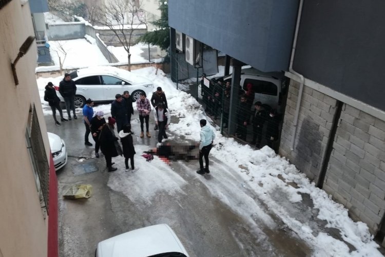 Terastan atlayan 18 yaşındaki gen&ccedil; kızın d&uuml;şme anı kamerada!