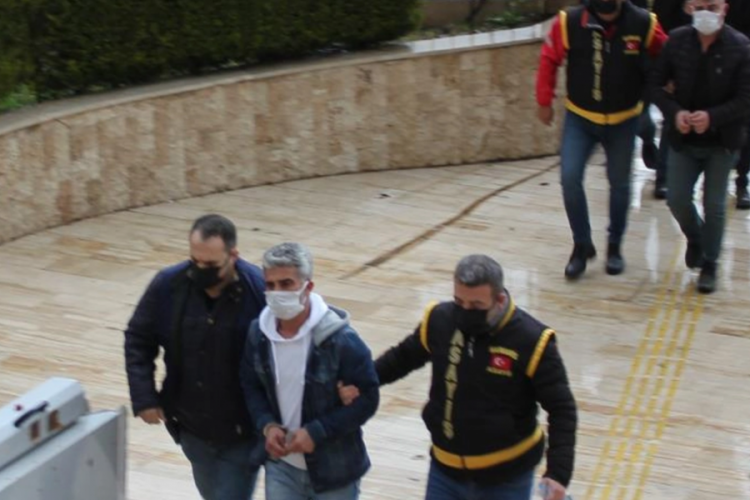 Muğla'da eski eşi ve ailesine &ccedil;ocuklarının g&ouml;z&uuml; &ouml;n&uuml;nde bı&ccedil;akla saldıran şahıs tutuklandı