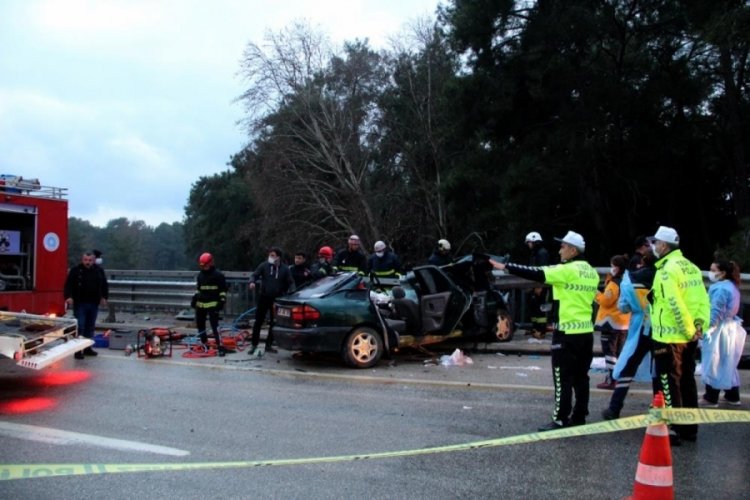 Bariyerlere saplanan otomobil hurdaya d&ouml;nd&uuml;: 1 &ouml;l&uuml;, 2 yaralı