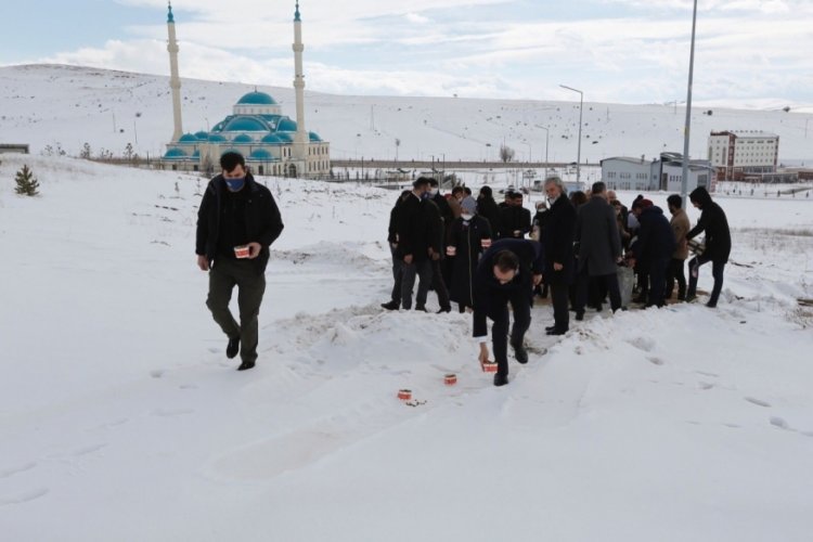 Yiyecek bulmakta zorlanan sokak hayvanları i&ccedil;in doğaya mama bırakıldı