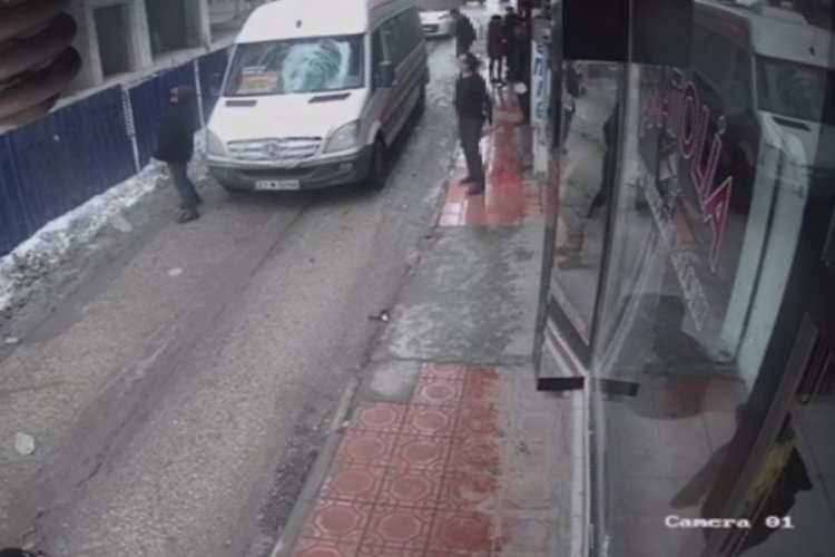 Seyir halindeki minib&uuml;s&uuml;n &uuml;zerine buz k&uuml;tlesi d&uuml;şt&uuml;