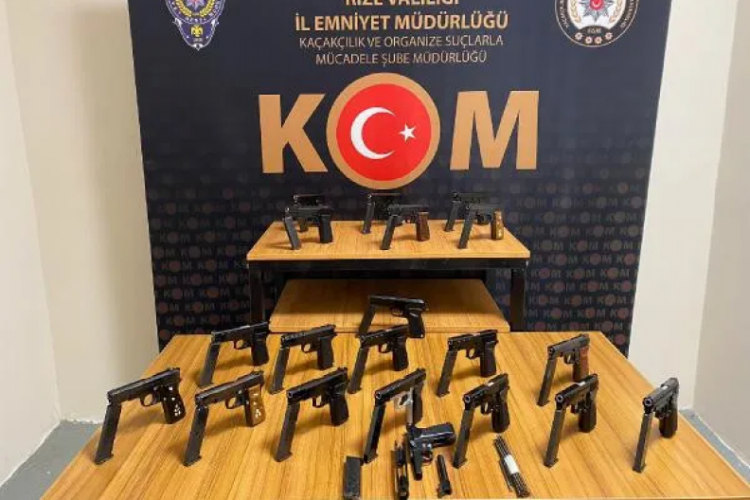 Otob&uuml;ste yapılan aramada ortaya &ccedil;ıktı! Valizinden &ccedil;ıkanlar şoke etti