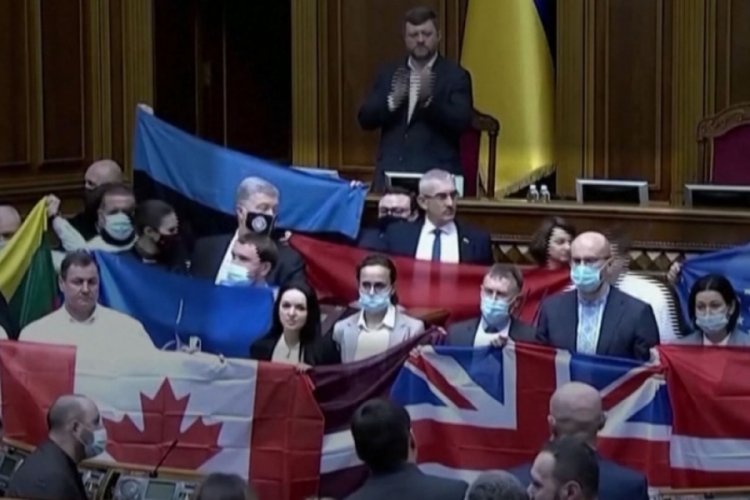 Ukraynalı milletvekili T&uuml;rk bayrağı a&ccedil;tı