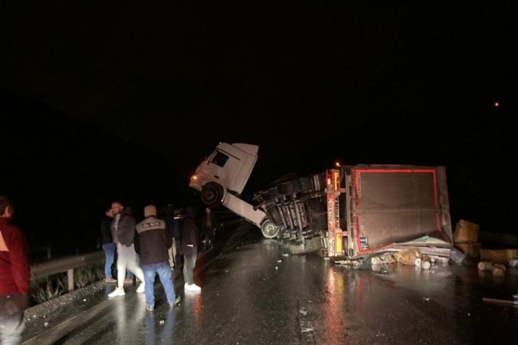Bursa'da yol kapatan TIR kazası!