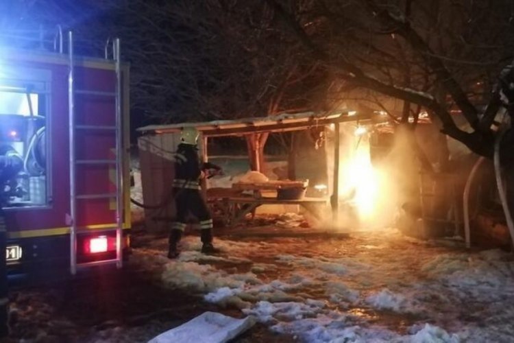 Ahırda &ccedil;ıkan yangında &ccedil;oban yaralandı, 5 buzağı telef oldu
