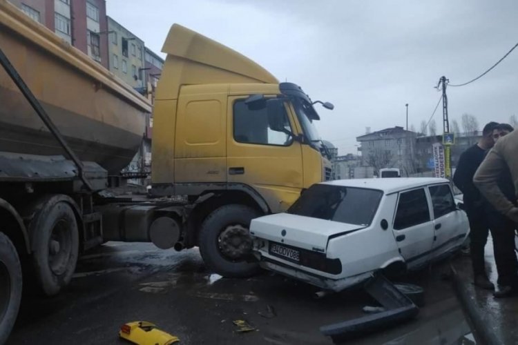 İstanbul'da kamyon otomobile &ccedil;arptı, yaya &ouml;l&uuml;mden d&ouml;nd&uuml;
