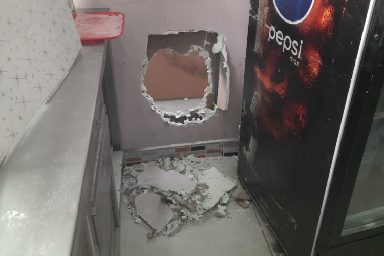 İstanbul'da fare gibi duvarı delip binlerce liralık telefon &ccedil;aldılar