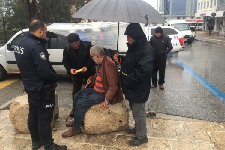&Ccedil;ocuklarının sokağa terk ettiği yaşlı adama esnaf sahip &ccedil;ıktı