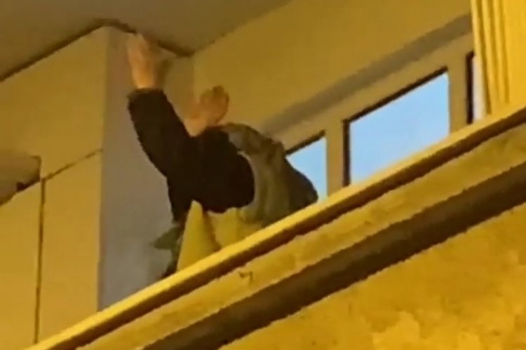 İstanbul'da balkonda &ccedil;ılgınca dans eden kadın kamerada