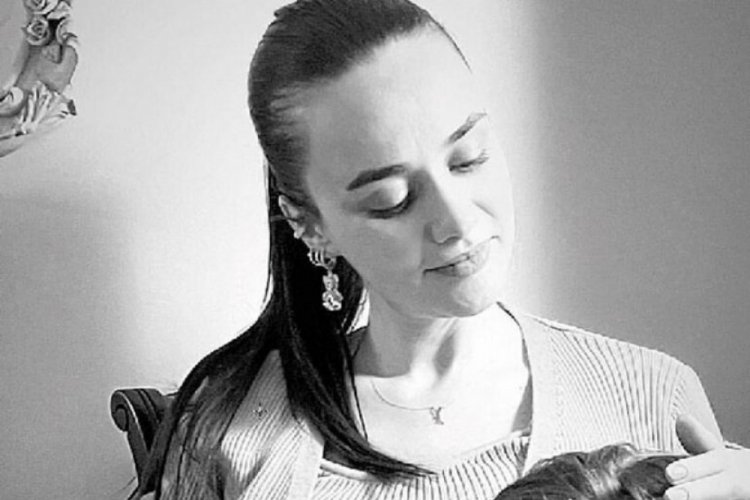 Hande Soral'ın karnını sevdiği kareyi "Teyzelik" notuyla paylaştı
