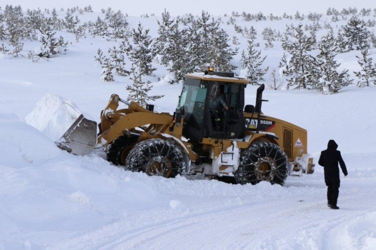 Erzincan'da kar ve tipiden 63 k&ouml;y yolu ulaşıma kapalı