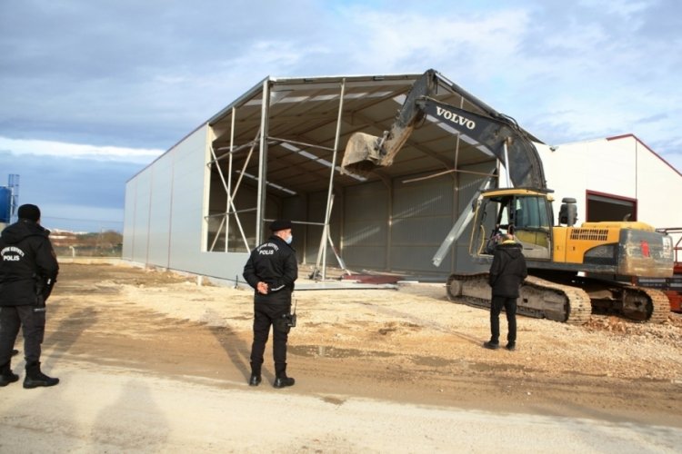 Bursa'da ka&ccedil;ak fabrika inşaatı yıkıldı