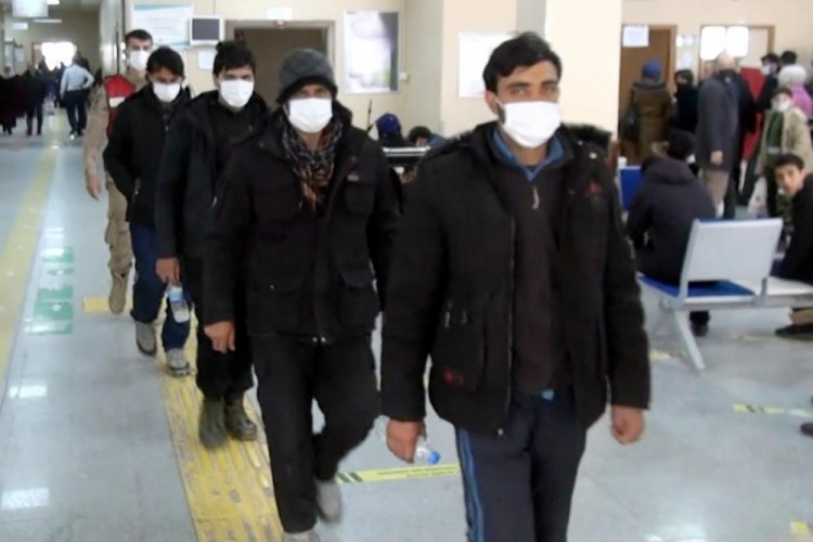 Şanlıurfa'da 10 Afgan ka&ccedil;ak g&ouml;&ccedil;men yakalandı