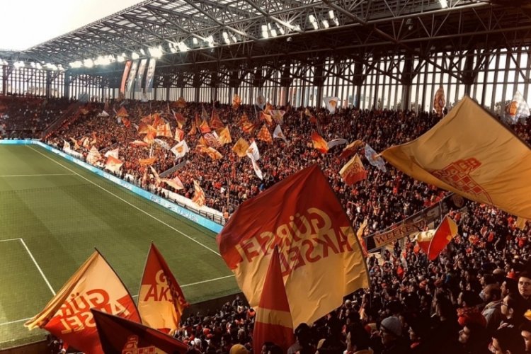 G&ouml;ztepe'de taraftarlar geri sayıma ge&ccedil;ti