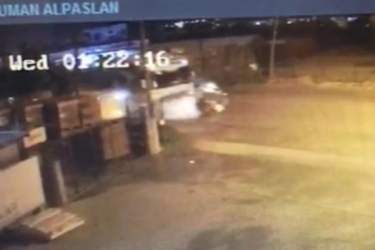 Bursa'da TIR ile otomobilin &ccedil;arpıştığı &ouml;l&uuml;ml&uuml; kazanın g&ouml;r&uuml;nt&uuml;leri ortaya &ccedil;ıktı