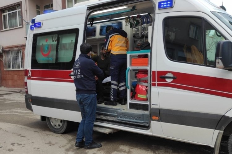 Bursa'da aracında fenalaşan s&uuml;r&uuml;c&uuml;n&uuml;n yardımına sağlık ekipleri yetişti