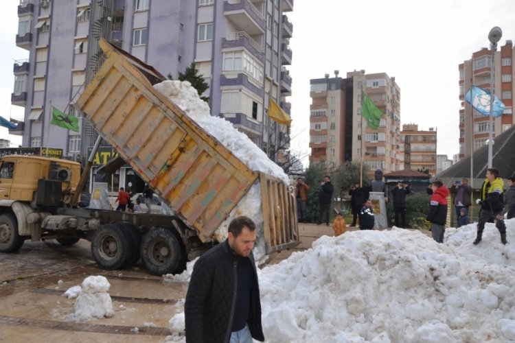 &Ccedil;ocuklar i&ccedil;in kamyon kamyon kar taşındı