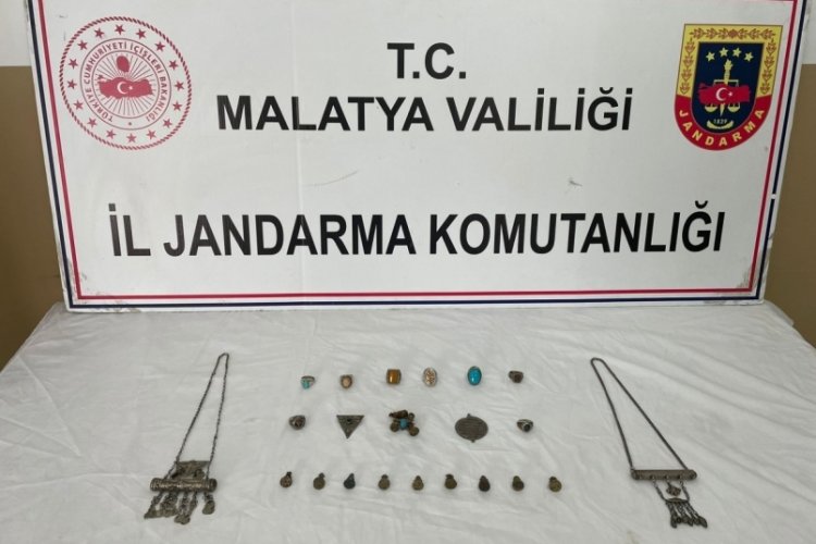 Malatya'da &uuml;zerinde 23 par&ccedil;a tarihi eserle yakalandı