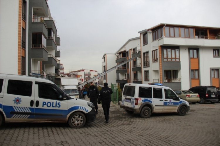 Ev eşyası taşırken d&ouml;rd&uuml;nc&uuml; kattan d&uuml;şt&uuml;