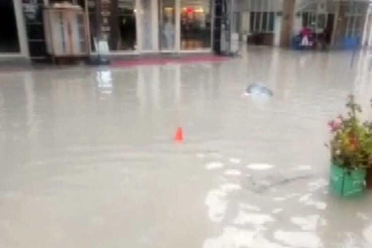 Yarım saatlik yağmur İzmir'i alt &uuml;st etti