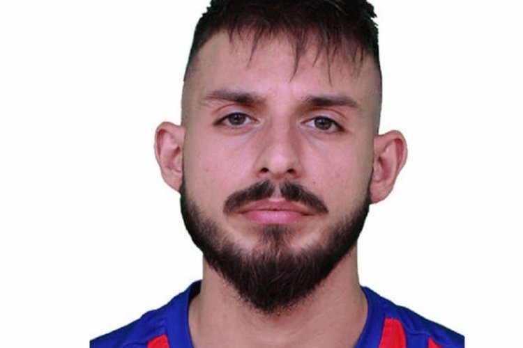 Sahada kalp krizi ge&ccedil;iren futbolcu hayatını kaybetti