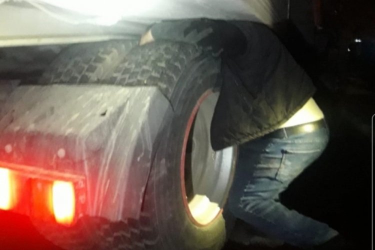 Dorse ile lastik arasında sıkışan s&uuml;r&uuml;c&uuml; hayatını kaybetti