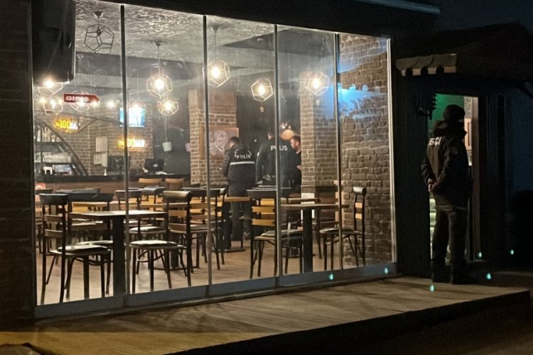 Birlikte oturduğu arkadaşını yanlışlıkla vurdu