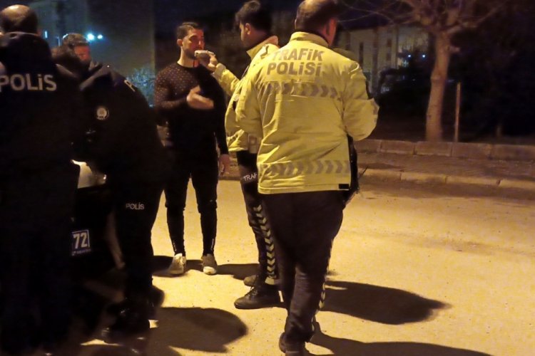 'Dur' ihtarına uymayan s&uuml;r&uuml;c&uuml;, 15 kilometrelik takiple yakalandı