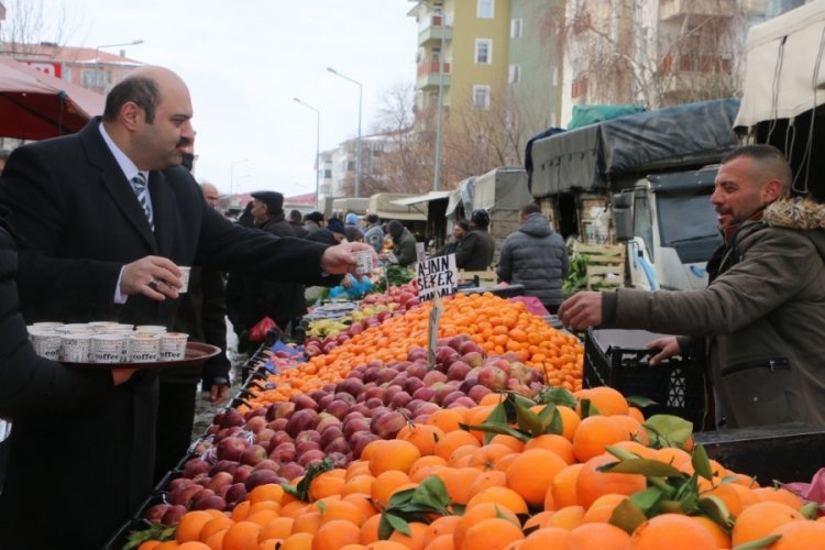 Pazarcılar soğuk havada salep ile ısındı