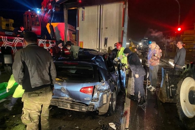 TIR'ın altına giren otomobil s&uuml;r&uuml;c&uuml;s&uuml; &ouml;ld&uuml;