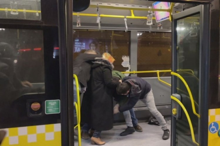 Metrob&uuml;ste bı&ccedil;aklı kavga! 2 yolcu yaralı