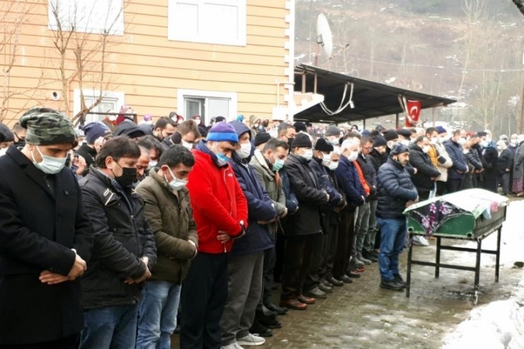 Zonguldak'ta &ouml;ld&uuml;r&uuml;ld&uuml;ğ&uuml; evinin &ouml;n&uuml;nde cenaze namazı kılındı