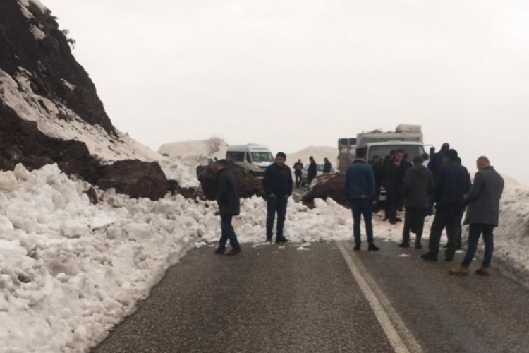 Adıyaman'da heyelan yolu trafiğe kapattı