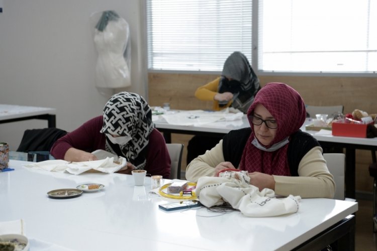 Bursa'da kadınların yaşamına ışık tutuluyor