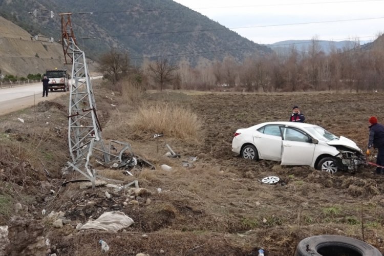 Yoldan &ccedil;ıktı, elektrik direğine &ccedil;arpıp tarlaya u&ccedil;tu!