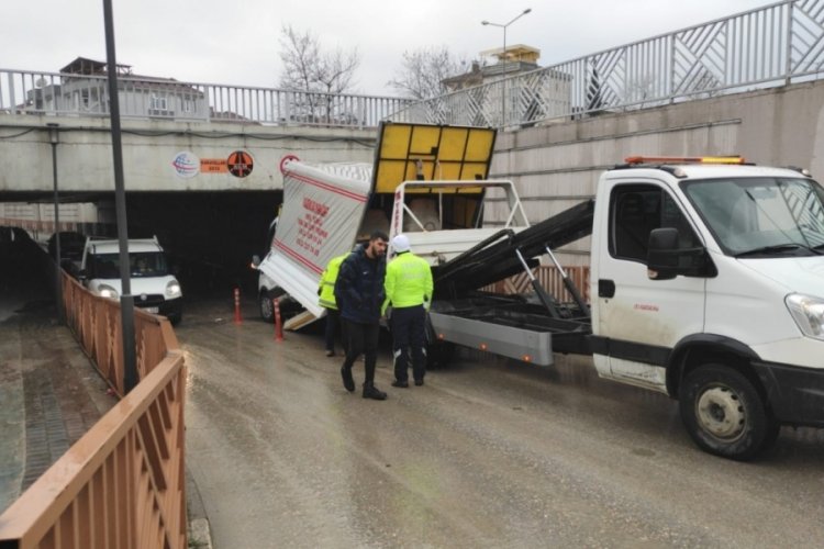 Bursa'da kamyonet altge&ccedil;ide sıkıştı!