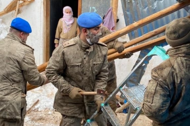 Elazığ'da evde mahsur kalan anne ve kızını komandolar kurtardı