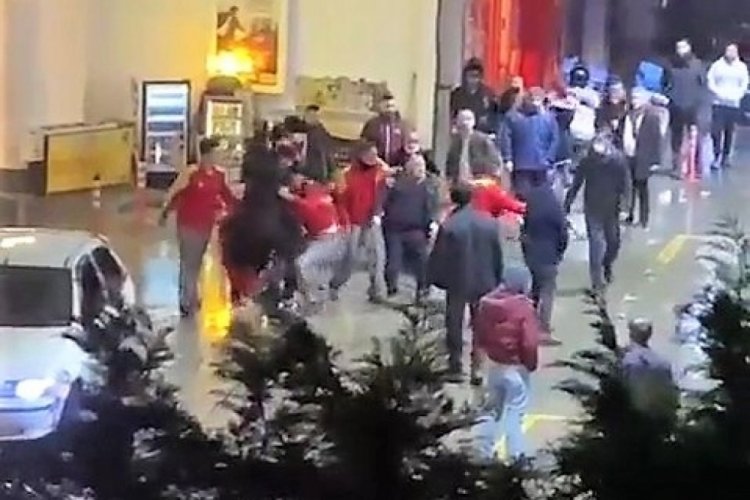 Akaryakıt istasyonu &ccedil;alışanlarıyla s&uuml;r&uuml;c&uuml;ler arasında kavga