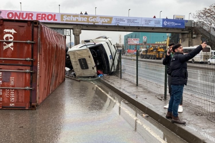 Kocaeli'de konteyner y&uuml;kl&uuml; TIR devrildi; ara&ccedil; kuyruğu oluştu