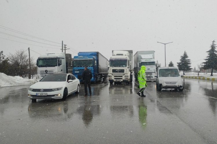 Konya- Antalya yolu buzlanmaya karşı ulaşıma kapandı