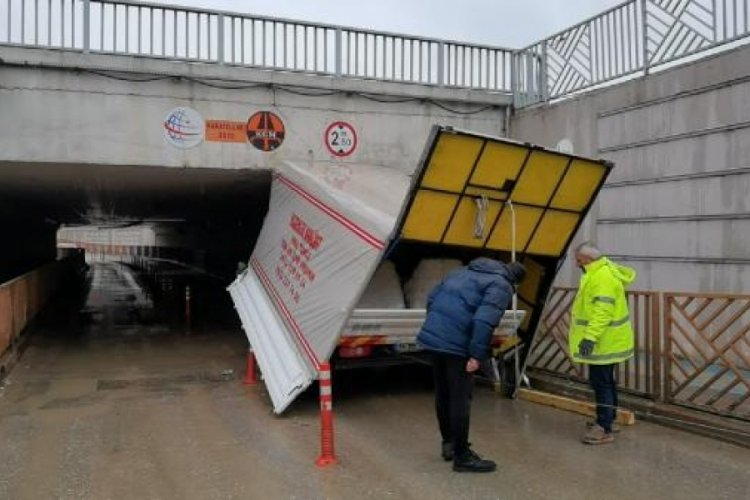 Bursa'da alt ge&ccedil;ide takılan kamyonetin kasası par&ccedil;alara ayrıldı