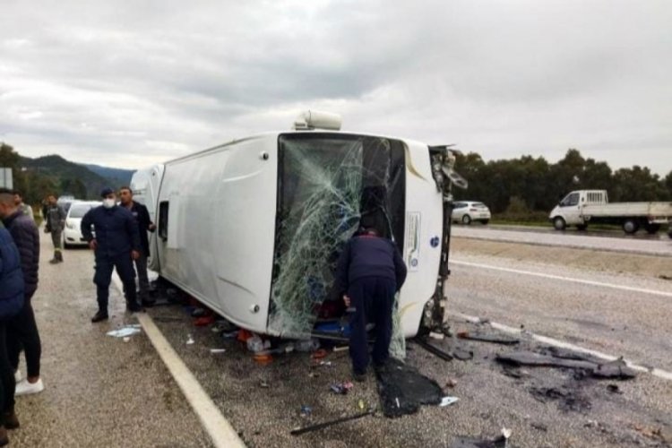 &Ouml;ğrencilerin bulunduğu minib&uuml;s kaza yaptı: 12 yaralı