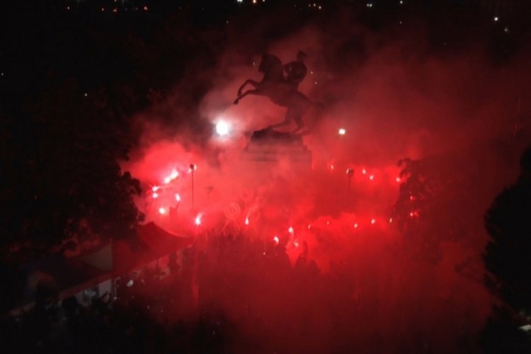 Taraftarlardan Onur Anıtı'na saldırıya meşaleli tepki