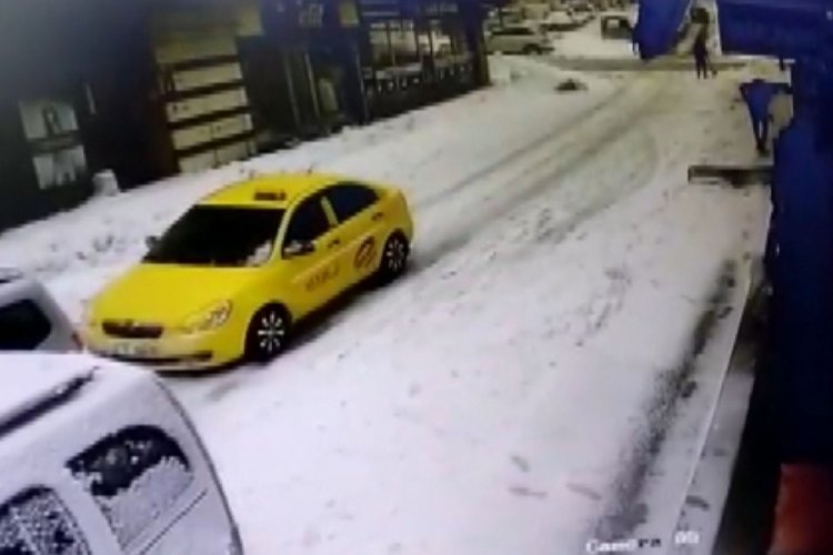 &Ccedil;atıdan d&uuml;şen karın altında kalan vatandaş yaralandı