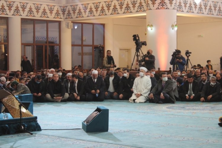 Diyanet İşleri Başkanı Erbaş: Bu gece Hakk'a rağbet ve y&ouml;neliş gecesidir