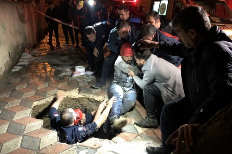 Evine giderken bir anda kendini yeraltında buldu, itfaiyenin 2 saatlik &ccedil;alışması ile kurtarıldı