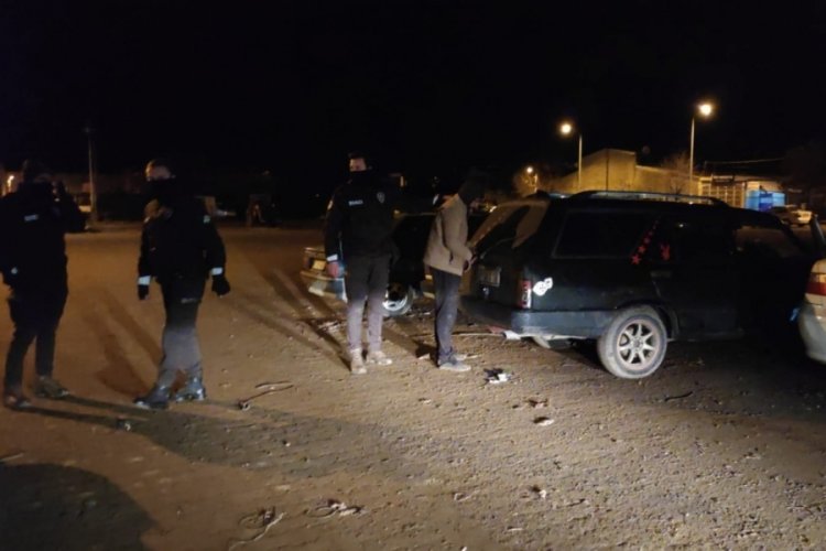 Bursa'da otomobilden hırsızlık yaptığı &ouml;ne s&uuml;r&uuml;len 3 ş&uuml;pheli su&ccedil;&uuml;st&uuml; yakalandı
