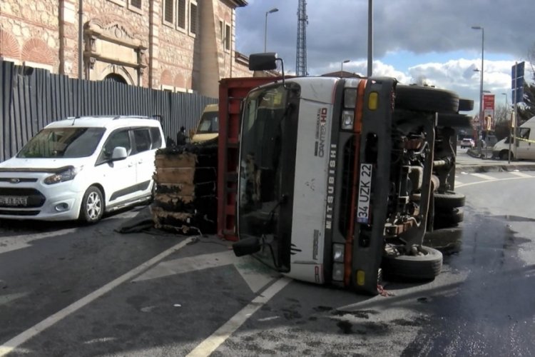 İstanbul'da geri d&ouml;n&uuml;ş&uuml;m malzemesi taşıyan kamyon devrildi