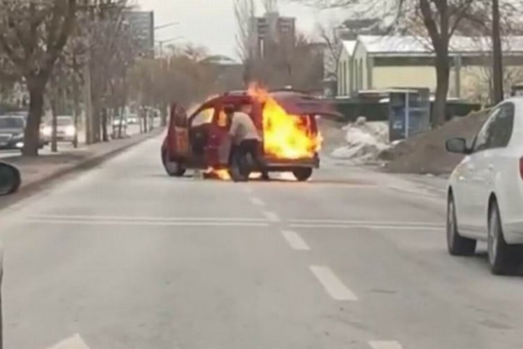 Boşanma aşamasındaki gen&ccedil; sinirlenip yol ortasında aracını yaktı